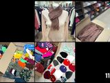 de nombreuses photos différentes de vêtements et d'écharpes dans un magasin