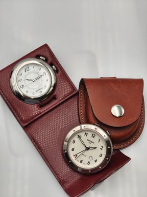 étui à montre en cuir comprenant un compartiment pour une montre-bracelet et un compartiment pour une montre de poche