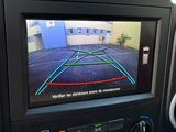 une photo d'une voiture équipée d'une caméra de recul intégrée au tableau de bord