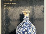 un livre sur la couverture duquel figure l'image d'un vase bleu et blanc
