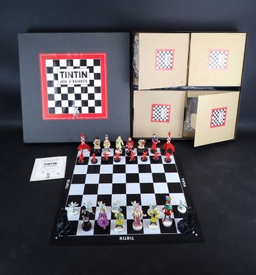 un gros plan sur une boîte contenant un échiquier et quelques figurines