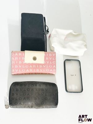 un téléphone portable et un portefeuille posés sur une table blanche