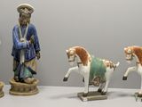 trois figurines représentant un homme à cheval et une femme à cheval