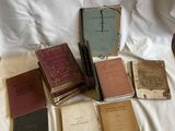 de nombreux livres anciens posés sur un drap blanc, sur un lit