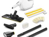 un ensemble de produits d'entretien comprenant un aspirateur, une brosse et d'autres articles