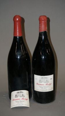 deux bouteilles de vin posées l'une à côté de l'autre sur une table