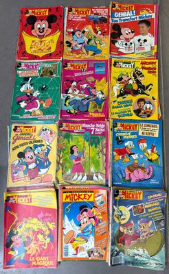 Plusieurs livres de Mickey Mouse sont empilés les uns sur les autres