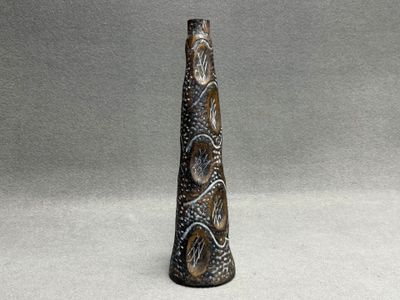 Vase à long col en verre patiné façon faux bois.