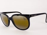 Les lunettes de soleil sont noires et ont des verres marron.