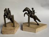 paire de figurines en bronze représentant un homme à cheval et un homme à cheval