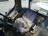 un siège à l'arrière d'un camion recouvert d'une couverture