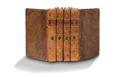 un coffret de livres anciens contenant trois livres empilés les uns sur les autres