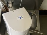 des toilettes situées au milieu d'un lavabo