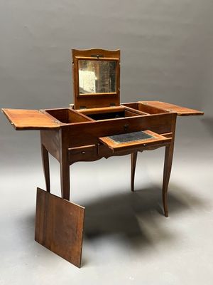 une image représentant un petit bureau en bois surmonté d'un miroir