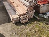 un tas de bois posé par terre à côté d'un autre tas de bois