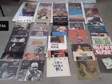 beaucoup de disques éparpillés sur le sol du salon