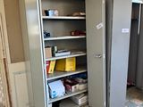 une armoire métallique au milieu d'une pièce