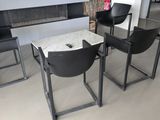 trois chaises et une table au milieu d'une pièce