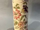 un vase avec des fleurs posé sur une table