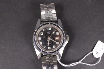l'image d'une montre-bracelet à laquelle est attachée une étiquette