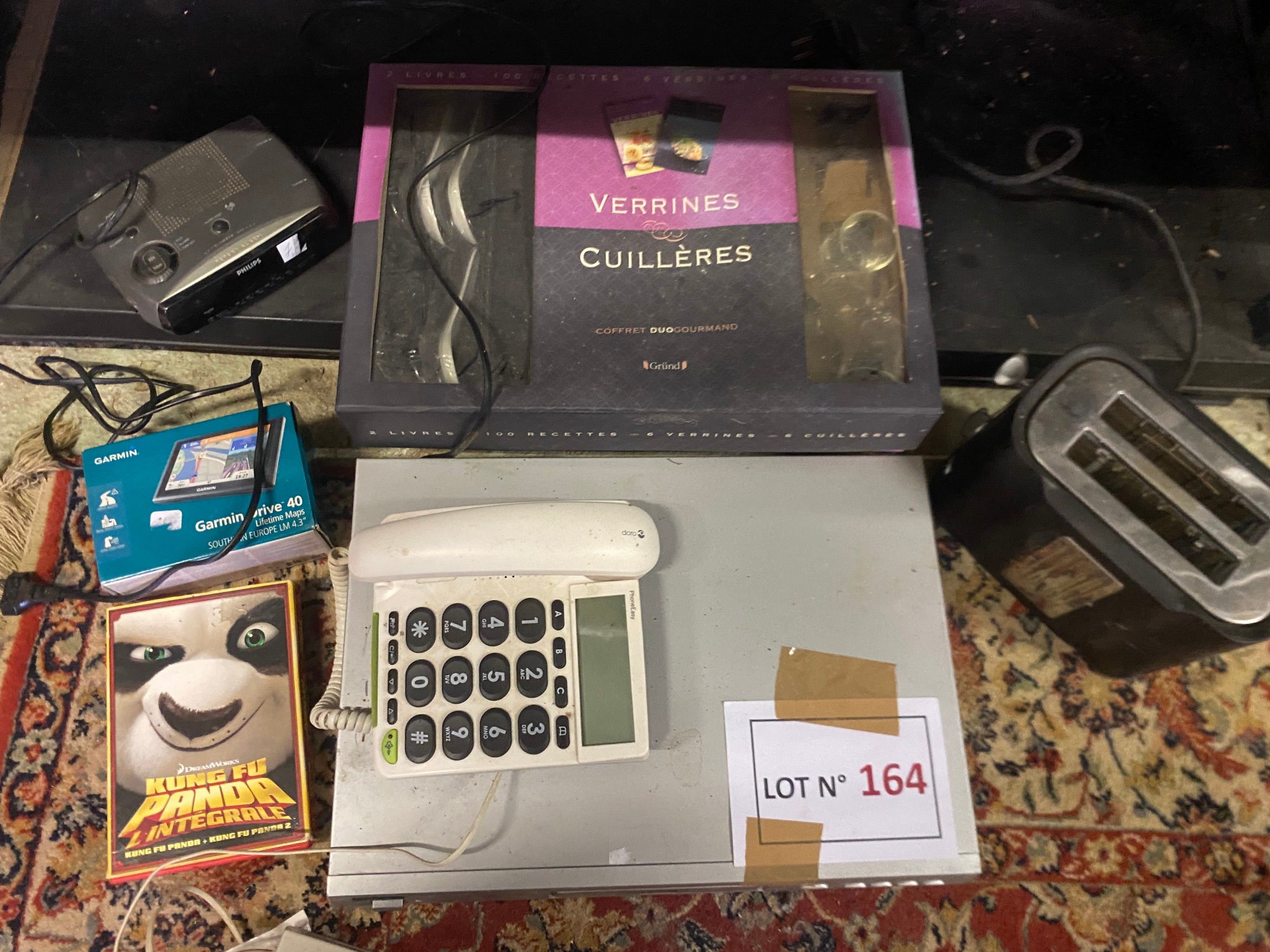 Lot varia comprenant : lecteur DVD Astron, grille pain, coffret neuf de verrines et cuillères (Grund), téléphone fixe...
