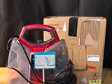 un aspirateur posé sur une table à côté d'une boîte