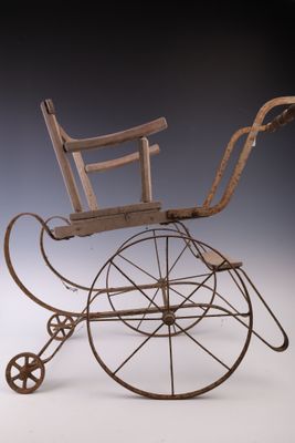 une poussette à l'ancienne posée sur une table
