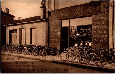 de nombreux vélos garés devant un immeuble, dans la rue