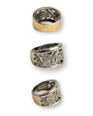 trois types différents de bagues en argent et en or sur fond blanc