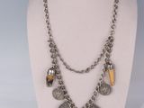 gros plan d'un collier sur un mannequin mannequin