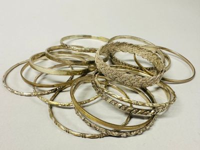 Lot de 14 bracelets en argent bas titre, certains sont cisel…