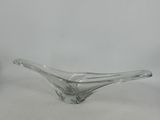 bol en verre transparent présentant un motif incurvé sur un fond blanc
