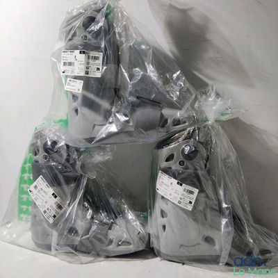 beaucoup de télécommandes emballées dans des sacs en plastique
