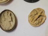 trois camées anciens représentant une femme et un homme sur un fond blanc