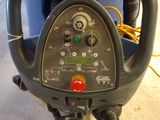 a machine that is sitting on the floor in the room