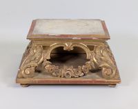 Base rectangulaire à doucine, en bois sculpté doré ajouré, à… (photo 2)