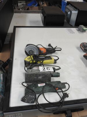 une table sur laquelle sont posés de nombreux outils