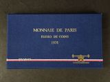 un livre bleu orné de lettres dorées, posé sur une table