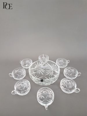 un ensemble de tasses et de soucoupes en verre posées sur une table