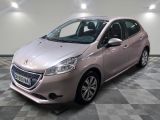 La petite voiture rose est garée dans la pièce au sol à carreaux.
