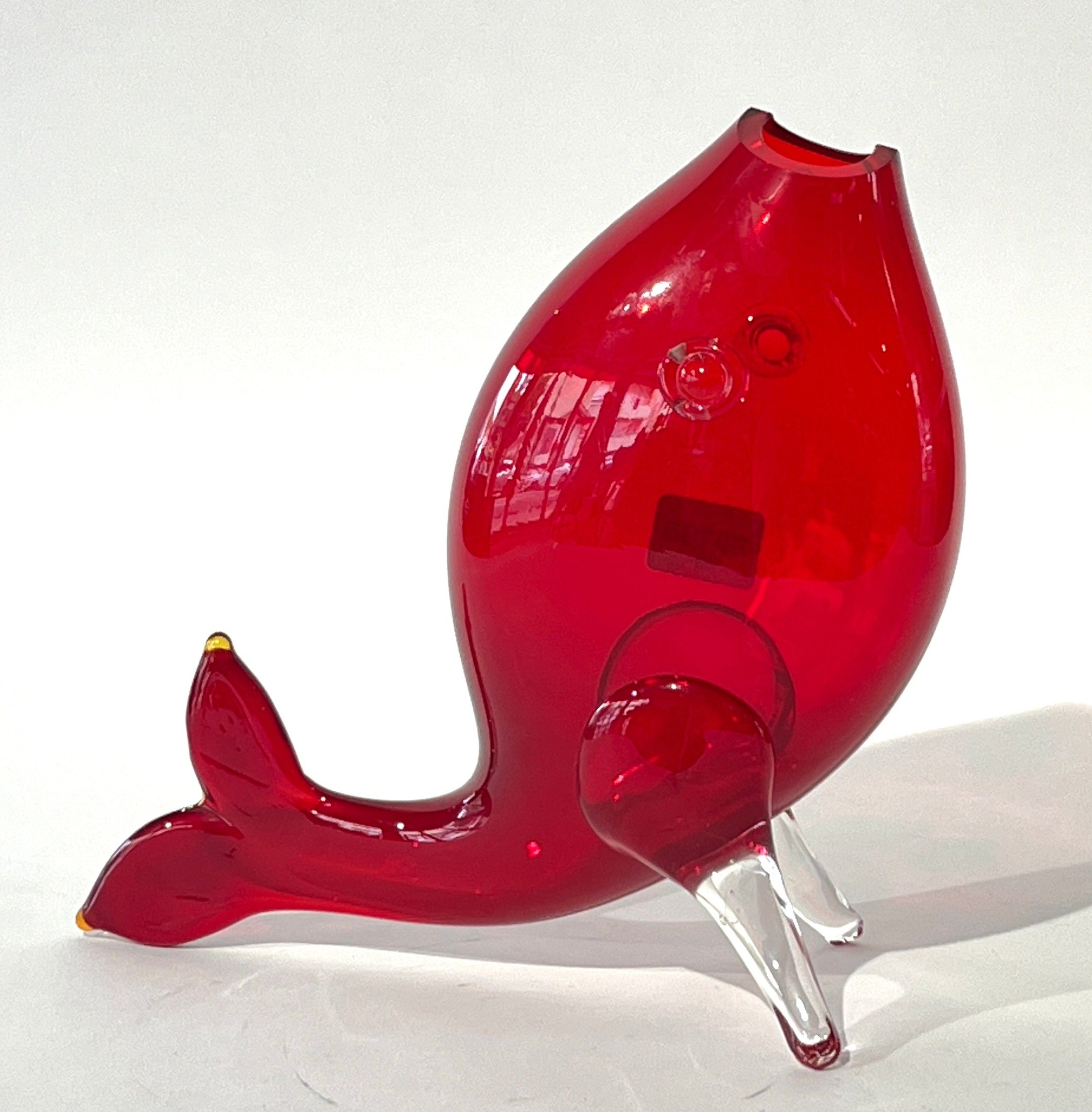 Dans le goût de MURANO. Vase en verre teinté rouge de forme poisson. Vers 1980. H. 30 cm.