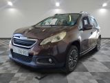 la voiture marron est garée dans le garage sur un sol en damier