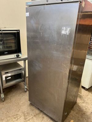 une armoire refrigerer inox marque eurofred ( prevoir rechar…