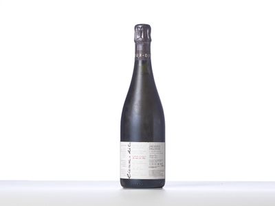 gros plan d'une bouteille de vin sur une table