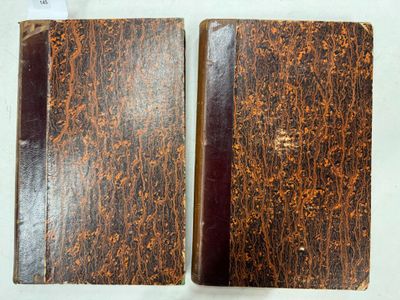 deux vieux livres posés sur une table l'un à côté de l'autre