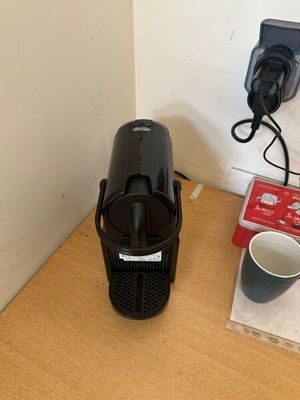 une cafetière et une tasse posées sur une table
