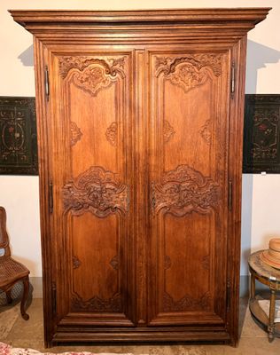 une grande armoire en bois dans le coin d'une pièce