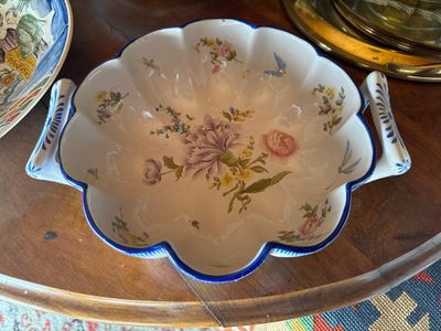 un bol posé sur une table avec une cuillère et un autre bol posé sur la table