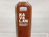 une bouteille de whisky single malt Kavalan exposée dans une vitrine