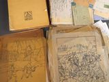 un tas de vieux livres posés sur une table